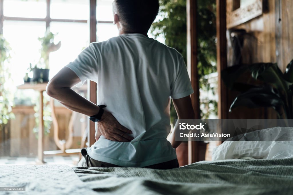 Pourquoi ai-je mal au réveil ? Comprendre les douleurs et raideurs matinales