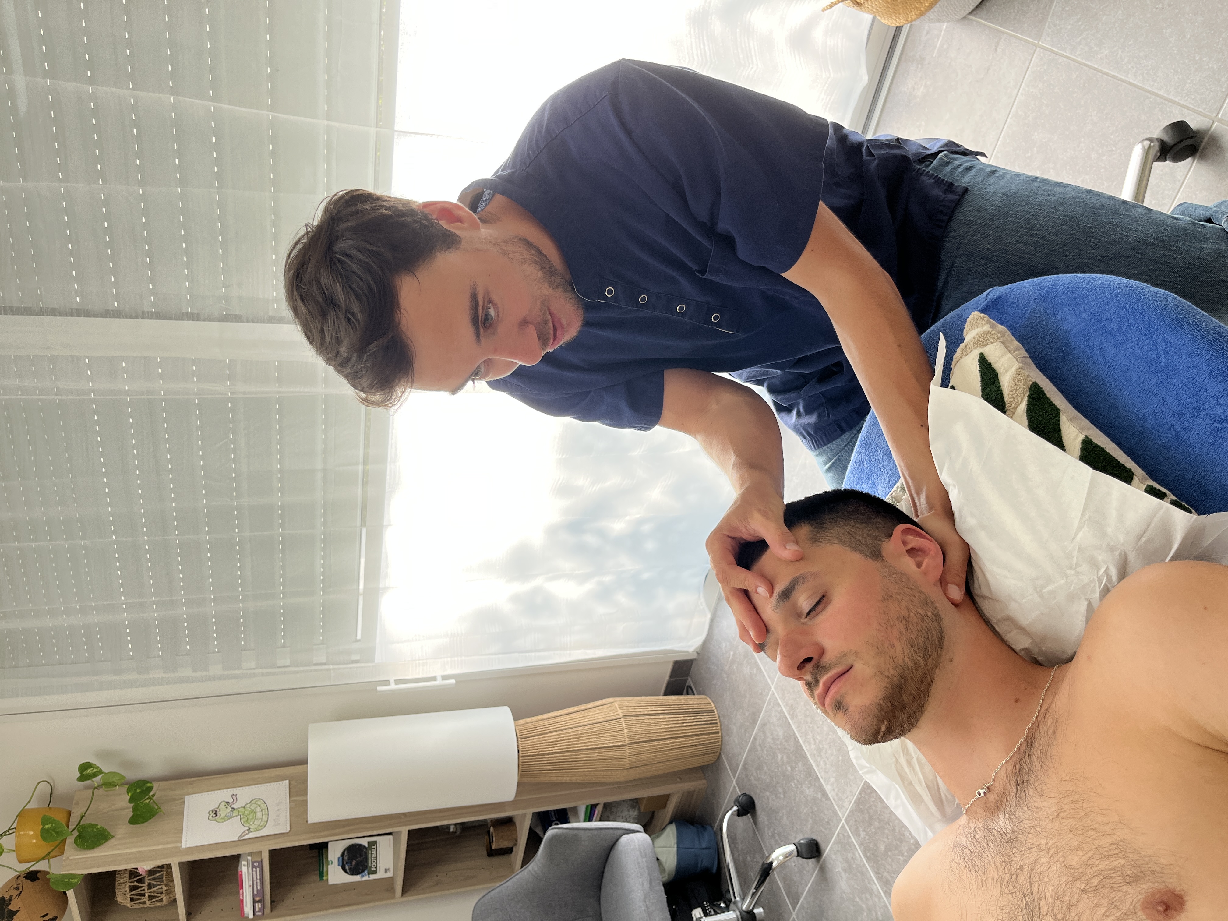Cervicalgie : pourquoi a-t-on mal au cou et comment soulager les douleurs ?
